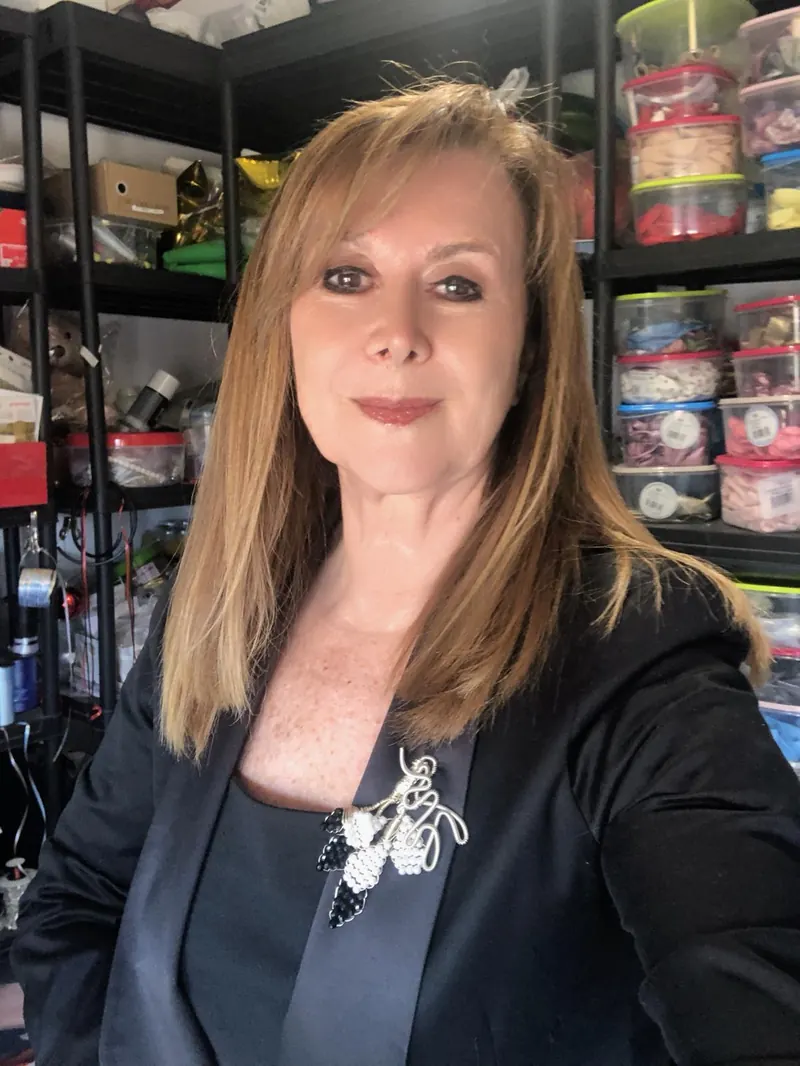 Adriana Laura Méndez en su taller, con un broche de alambre tejido en la solapa