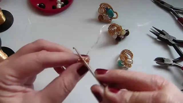 Aguja de crochet tomando el alambre mientras se teje una hilera de la malla