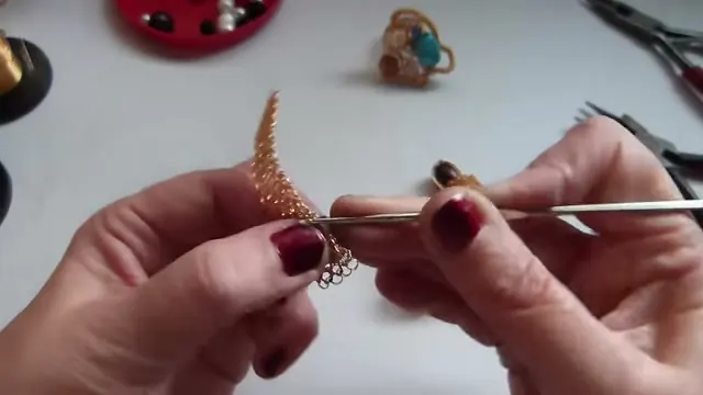 Malla de alambre con la aguja de crochet trabajando la cadeneta en el borde
