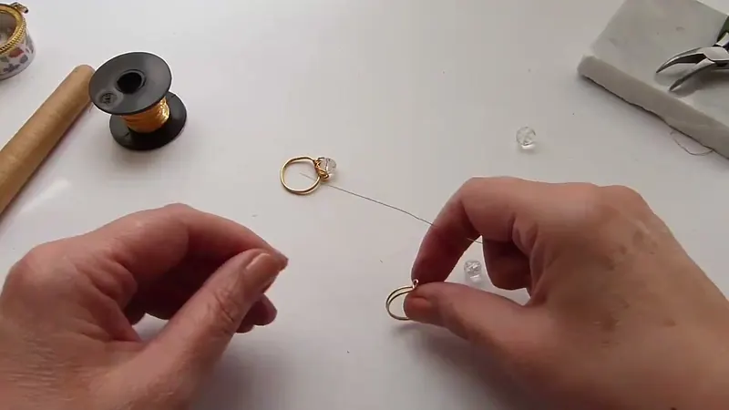 La base del anillo con los dos aros tope y el alambre fino pasando entre ellos