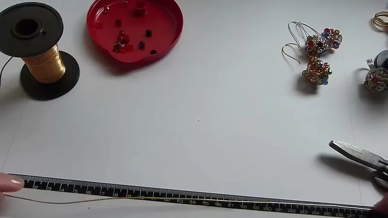 El alambre estirado sobre una regla para medir los 40 cm