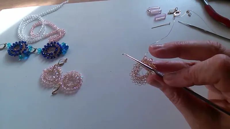 El aro de cristales casi cerrado con la aguja de crochet trabajando el borde externo