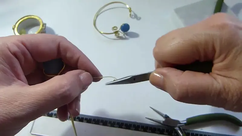 Pinza de punta redonda que enrolla la punta de un alambre para empezar un espiral