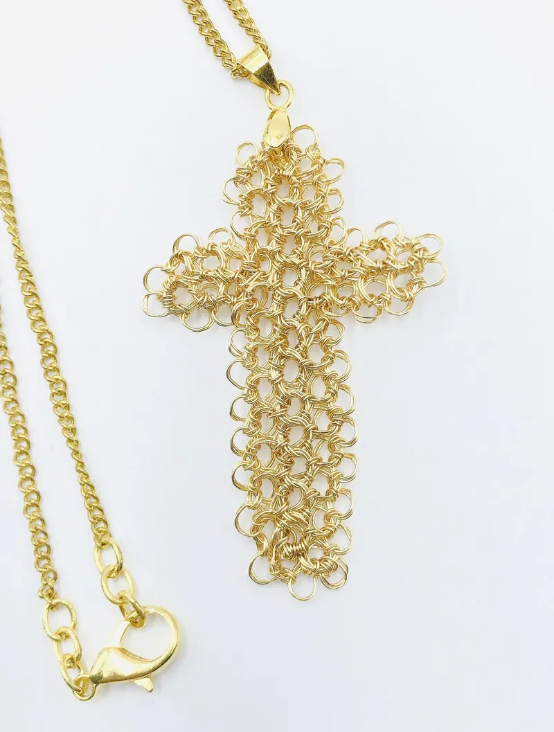 Cruz tejida en punto peruano con alambre dorado