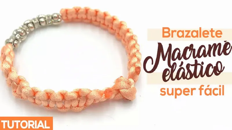 Brazalete de macramé en color melocotón con cuentas plateadas y el título del video