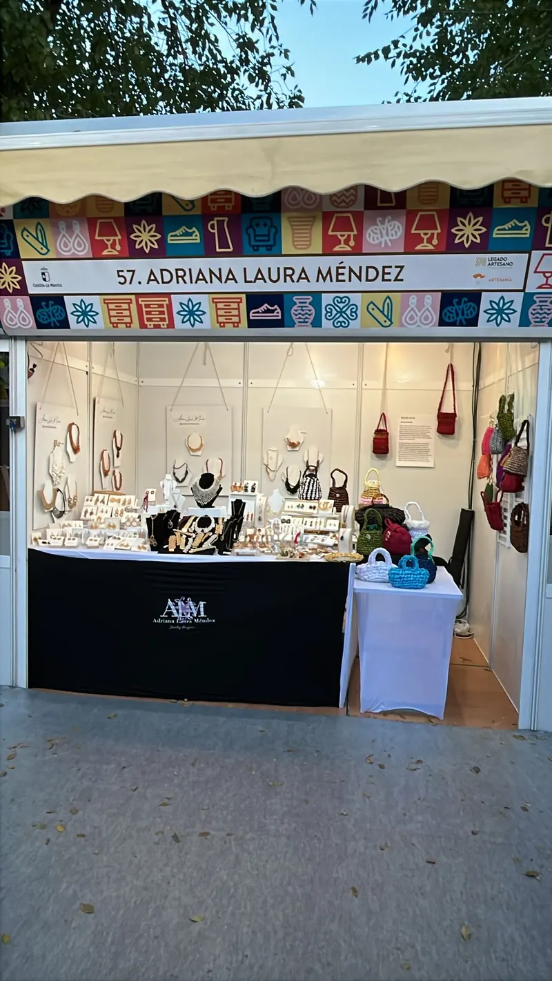 Stand 57 de Adriana Laura Méndez en FARCAMA, Toledo, en octubre de 2025