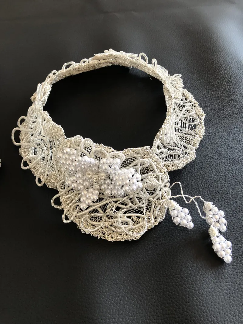Gargantilla statement tejida con perlas