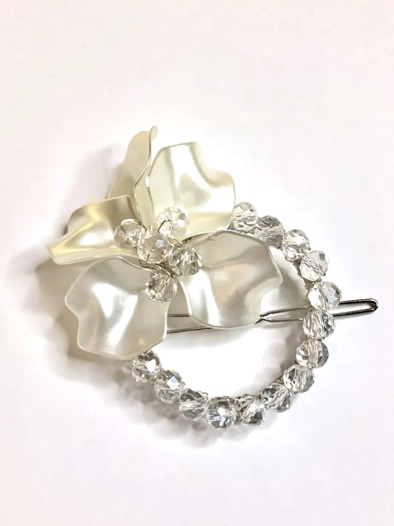 Horquilla de novia floral en cabello