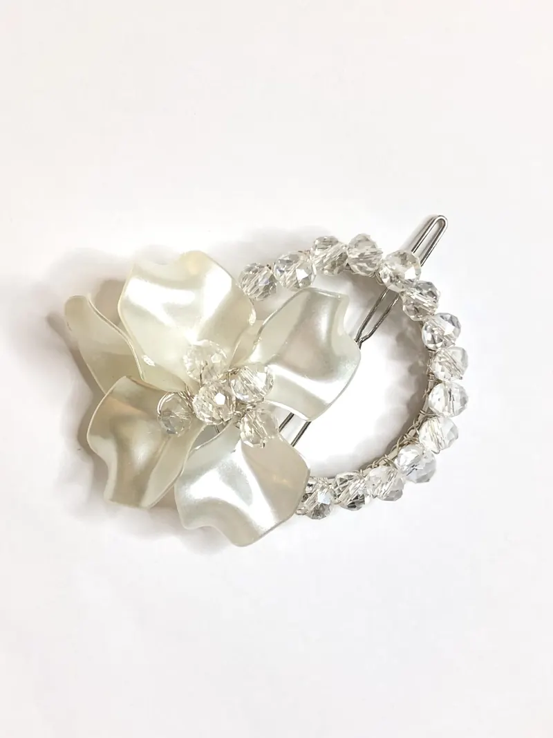 Detalle de horquilla de novia tejida a mano