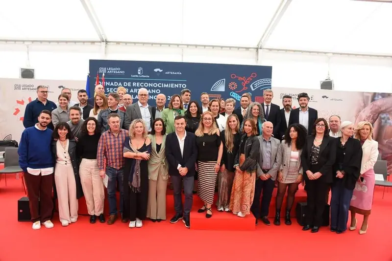 Foto grupal de la Jornada de Reconocimiento del Sector Artesano de Castilla-La Mancha, 2024