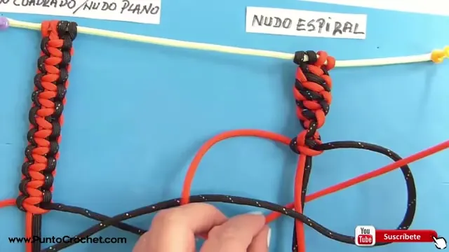 Columna rojo y negro con el giro del nudo espiral ya formado arriba y un cordón cruzado para el siguiente nudo