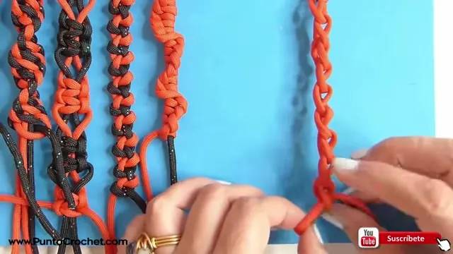 Cadena roja de eslabones con dos manos sujetando la abertura del último eslabón