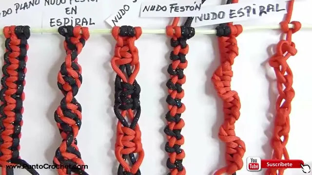 Muestrario de nudos de macramé en rojo y negro colgados de una soga base, con los carteles de cada nudo arriba