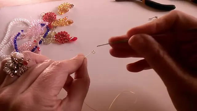 Extremo del alambre con el aro reforzado ya armado, junto a la aguja de crochet