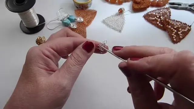La aguja de crochet en uno de los vértices de la pieza inicial, todavía muy pequeña