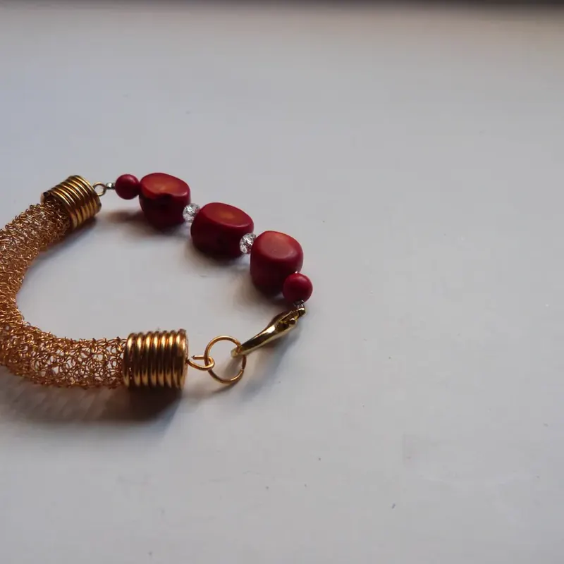Pulsera tubular tejida en punto peruano con corales