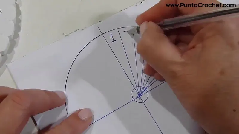 Dibujo a lápiz de un círculo dividido en espacios numerados sobre un papel, para hacer un disco kumihimo casero