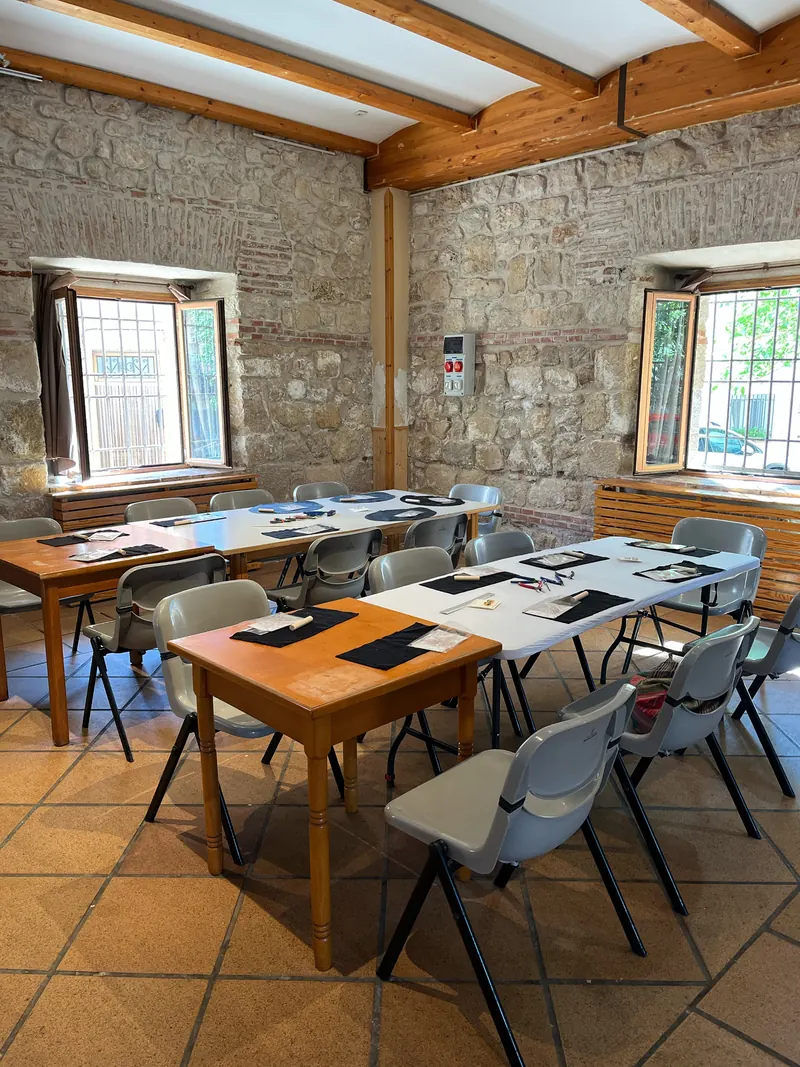 Sala preparada para el taller de joyería tejida de Uceda