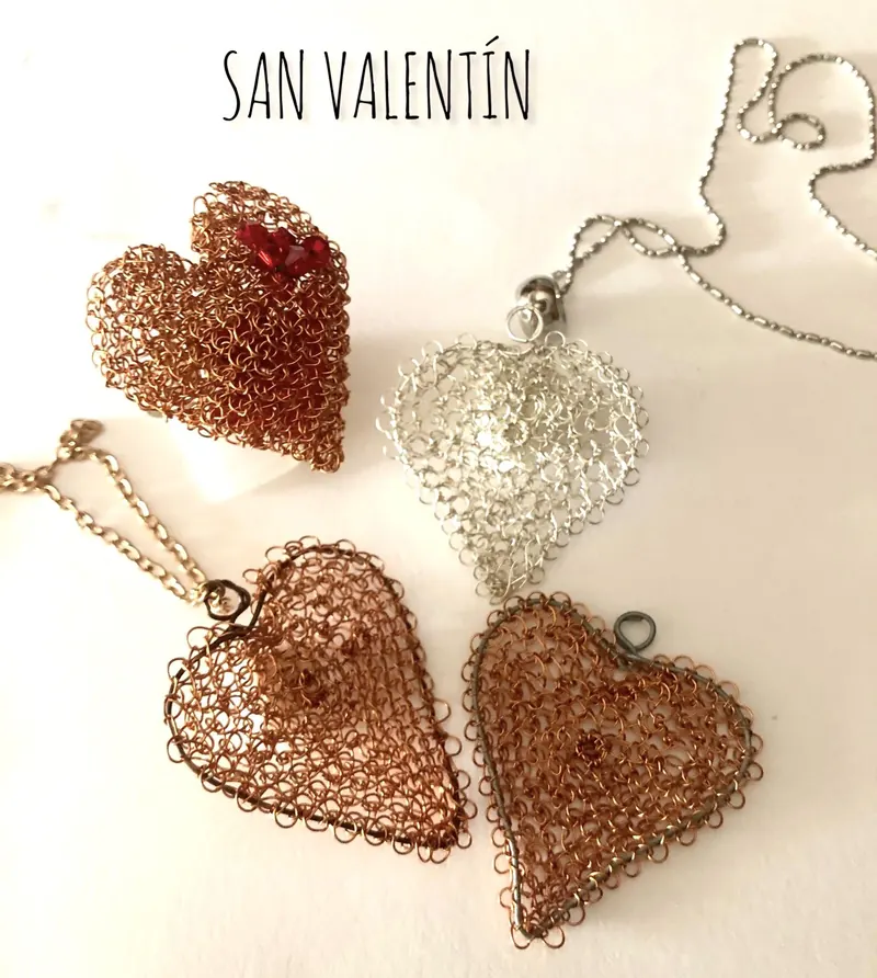Corazones tejidos en punto peruano en cobre y plata