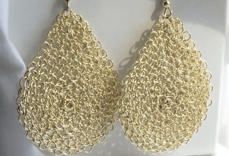 Aretes de alambre de oro con forma de gota