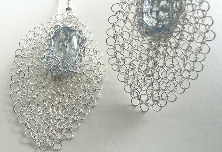 Aretes de moda con forma de ovalo tejidos con alambre de plata y cristal facetado celeste