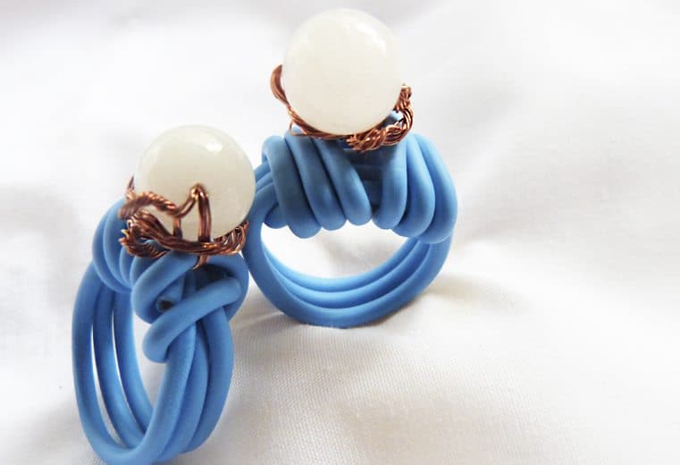 anillo con cable electrico y perla