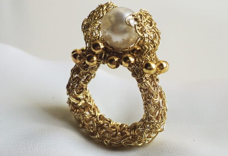 anillo tejido a mano con alambre de oro y perla