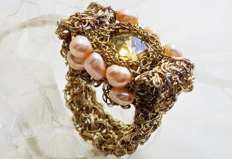 anillo tejido crochet con alambre de oro y perlas