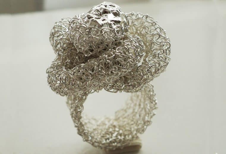 anillo tejido crochet con doble malla en alambre de plata