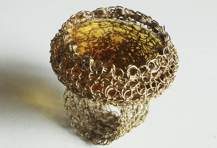 anillo tejido crochet con hilos de oro y cristal amarillo facetado