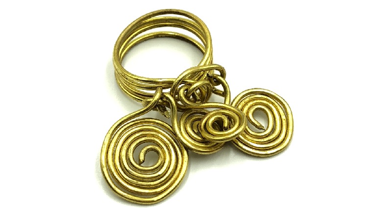 anillos de alambre con adornos de espirales